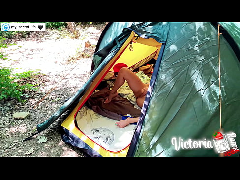 ❤️ Op kamera verfilm Passievolle ruk vreemdeling in 'n tent ️❌ Pornovideo by ons