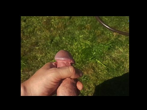 ❤️ Warm hottie laat haar pienk poesie naai en kom met 'n spuit in 'n somertuin ️❌ Pornovideo by ons
