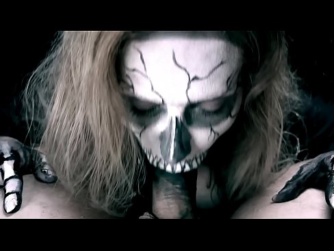 ❤️ Demoon meisie suig haan met haar swart mond en sluk cum. ️❌ Pornovideo by ons