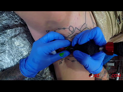 ❤️ Uiters getatoeëerde hottie Sully Savage het 'n tatoeëermerk op haar klitoris gekry ️❌ Pornovideo by ons