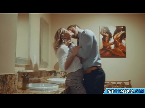 ❤️ Wanneer 'n rondborstige blondine jou in 'n openbare toilet verlei ️❌ Pornovideo by ons